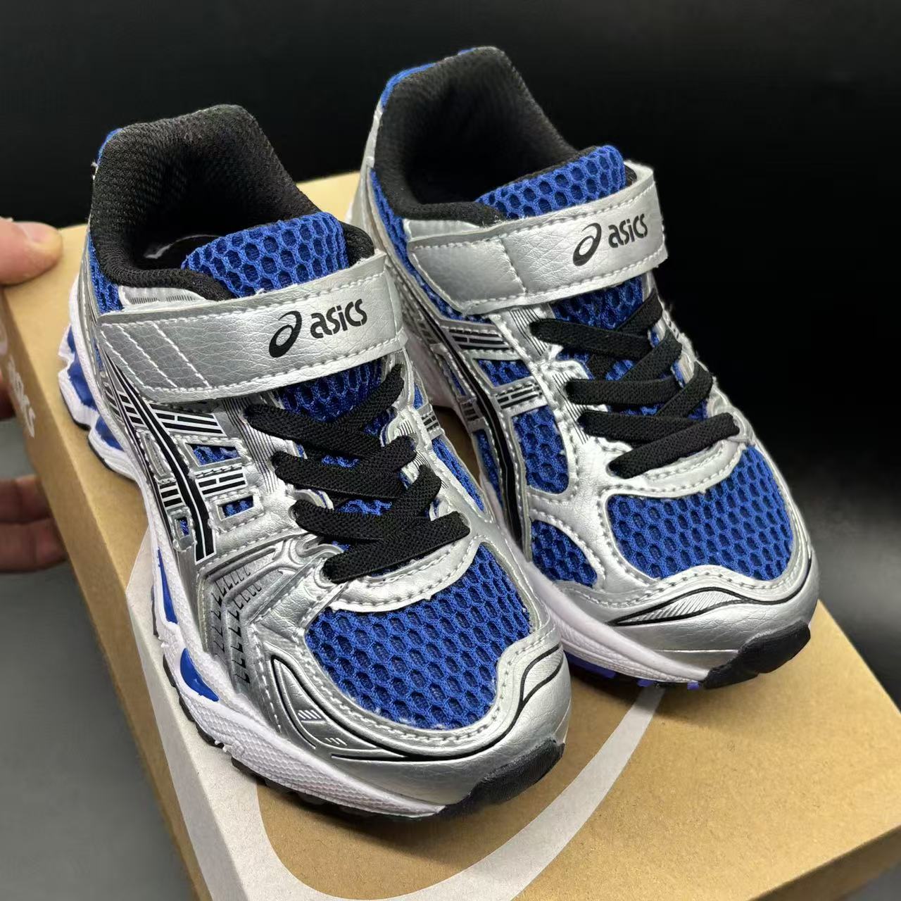 Children's shoes child